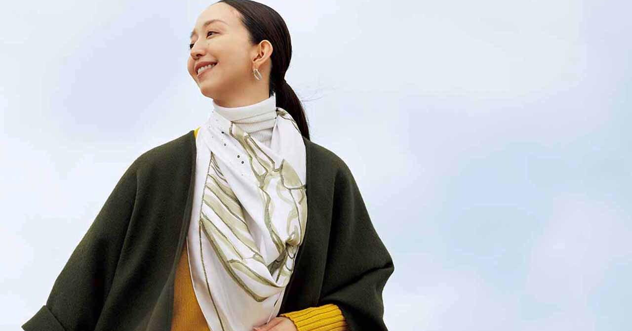 シルクスカーフ「カレ90」をネックレスがわりにまとう【冬の主役になる