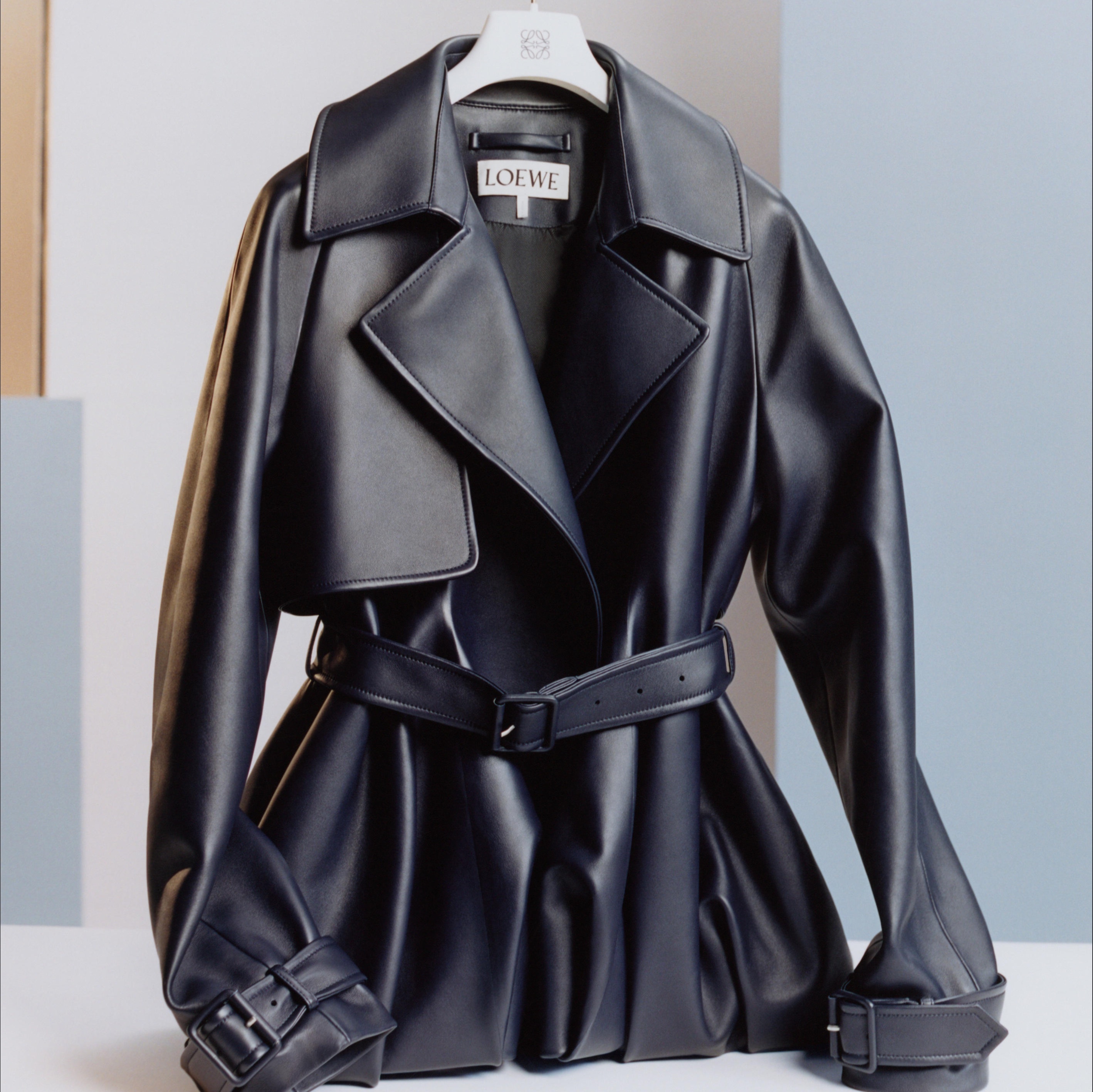 eclat's pick up】ロエベの新作レザージャケットが、50代の装いを