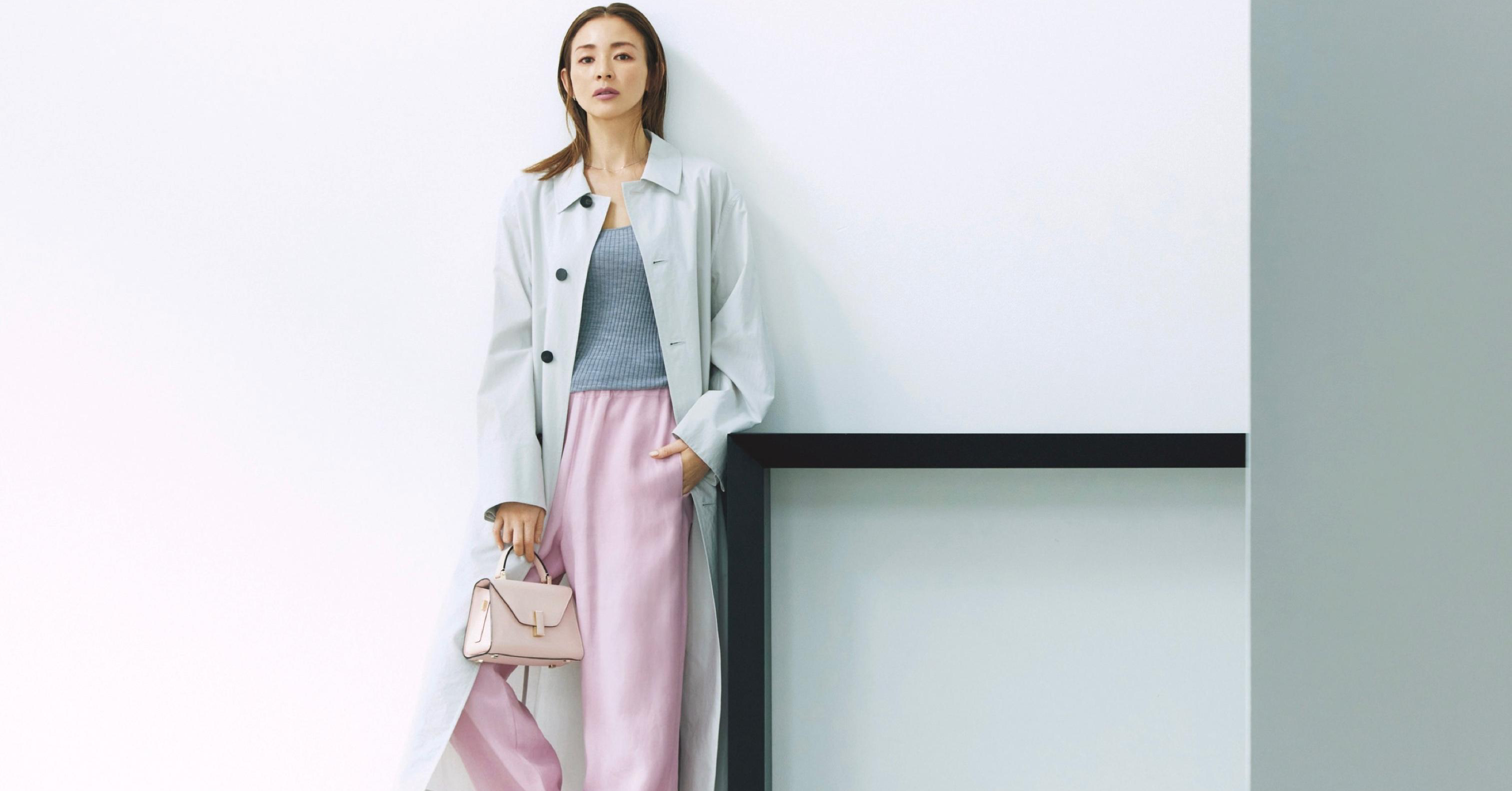 ソリッドなグレーコートで青みピンクのパンツを辛口モードな印象に