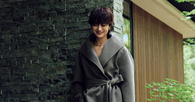 富岡佳子 プライベートスタイルのすべて】軽カシミヤコートに＋αの