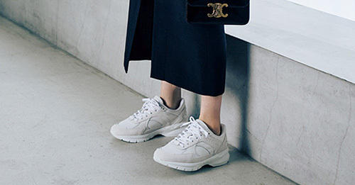 セリーヌ」の白スニーカーでモノトーンコーデを洗練！【2024ハイ