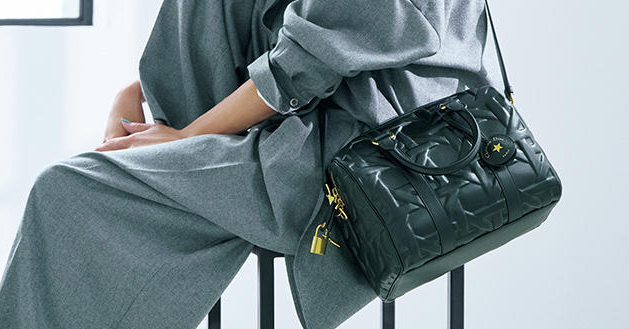 絶妙なサイズ感で持ち運びやすい「ディオール」のボストンバッグ｜Web