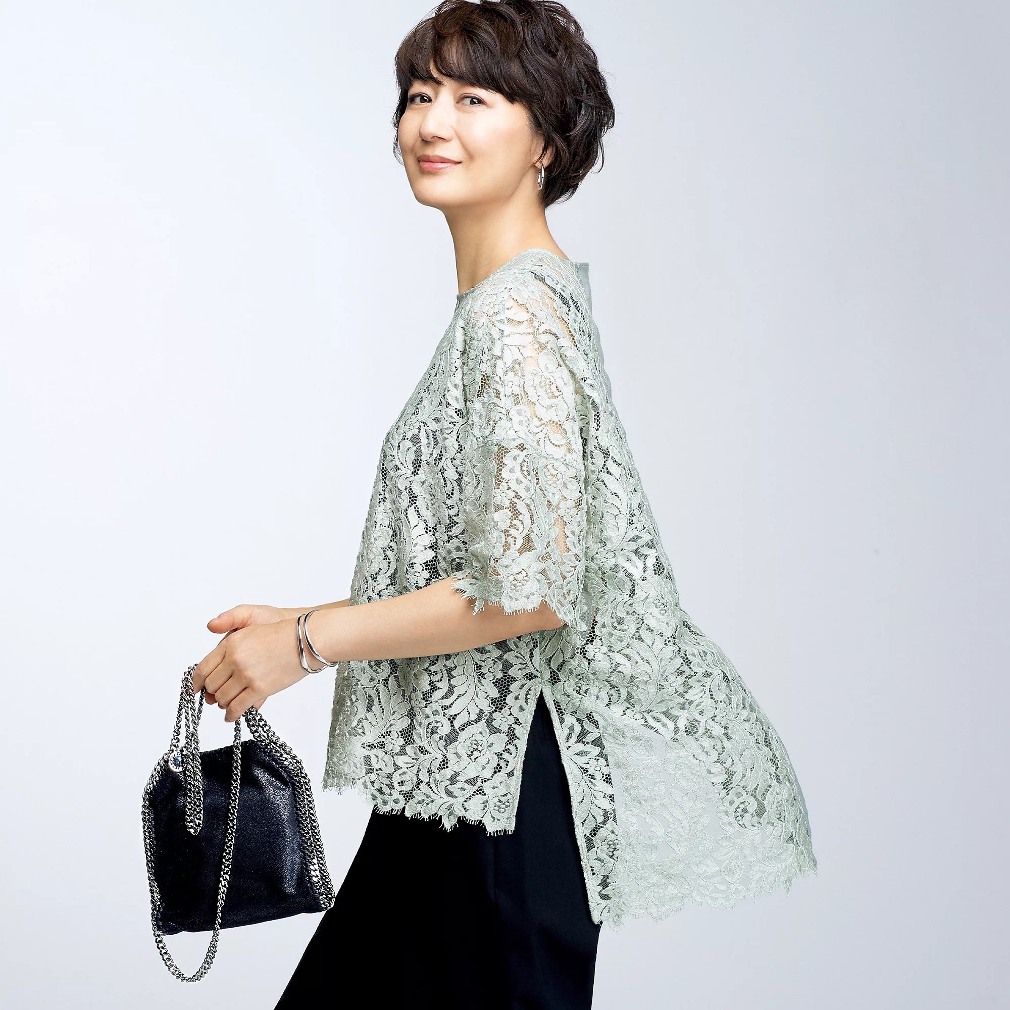 富岡佳子さんがまとう「Room no.8 BLACK」五分袖レーストップスで夏 