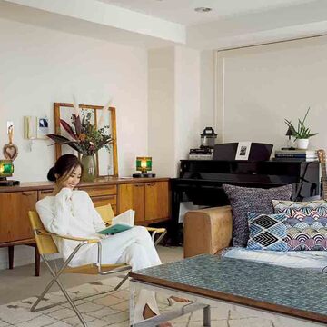 【モデル、コラムニスト・クリス-ウェブ佳子さんのお宅拝見】独自のセンスで家具や小物をミックス。唯一無二のエクレクティックなインテリア