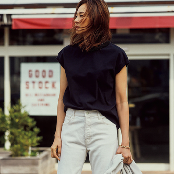 【50代に似合うデニム】シックなオイスターホワイトで着こなしが小粋に変わる