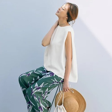 【50代のおしゃれ】気温30度超えも快適に過ごせる！体型カバー、二の腕細見えが叶う大人ノースリーブ12選