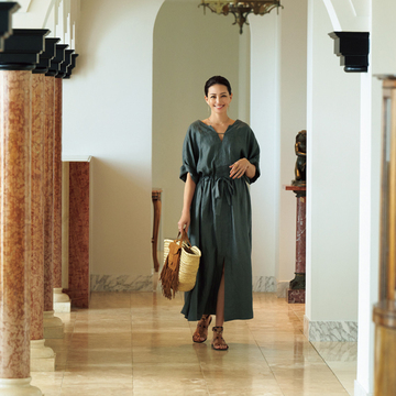 海辺のリトリートは上質なリネンのドレスで身も心もゆったりと【心ときめく！50代に似合う夏ワンピース】