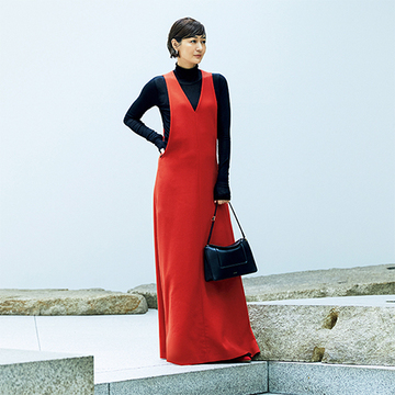 大人を躍動的に見せてくれる「赤」のジャンパードレス