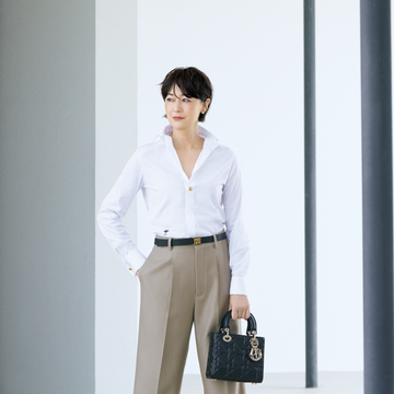 これこそ大人のための白シャツ！ デコルテで色香を語るバランスが絶妙【50代のリアル・ラグジュアリーな新名品】