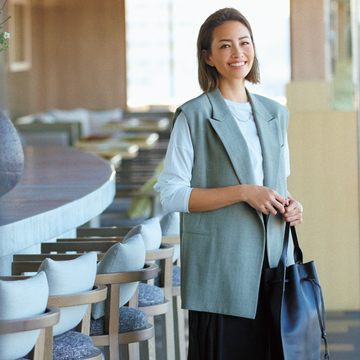 【やや辛口な黒スカートコーデ】流れるようなドレープの美しさで黒をより印象的に