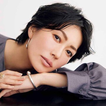 シックな装いの日のアイメイクは「グレイッシュシャドウ」【集う日の"ほど華”メイクアップ】