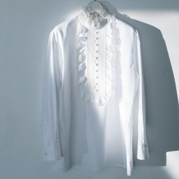 【大人の春夏コーデの盛り上げ役】ストラスブルゴのブラウスとバレンシアガのカゴバッグ