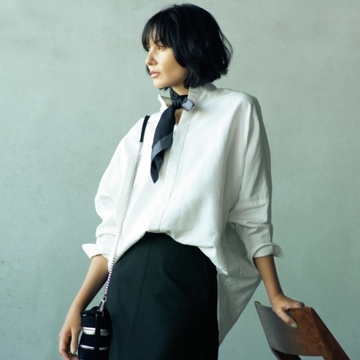 スカートスタイルにも映える白バンドカラーシャツ2選【春の新定番はバンドカラーシャツ】