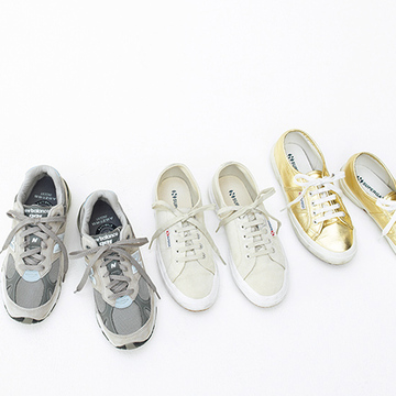 【富岡佳子 最新ファッション】デニムにもあわせやすい「スニーカー」