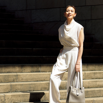 【大人のノースリーブ】二の腕や首もとをカバーするシアーブラウスで夏の肌見せに自信