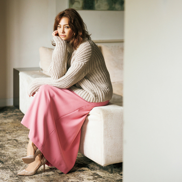 【大人の辛口ベージュコーデ】ドラマティックなピンクのスカート×サンドベージュで甘すぎない大人コーデ