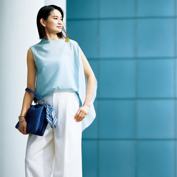 この夏は、心浮き立つ「涼感ラグジュアリー」を。涼感を誘うライトブルーのブラウスのコーデ