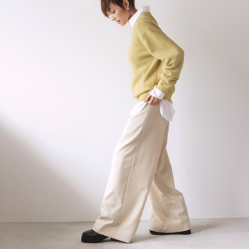 プレイフルなイエローニットに白シャツをインして上品さを格上げ！最低気温1℃｜1/28(日)【50代の毎日コーデ】