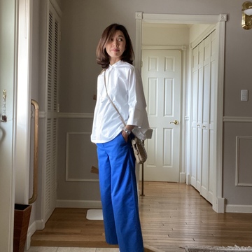 バンドカラーの白シャツ