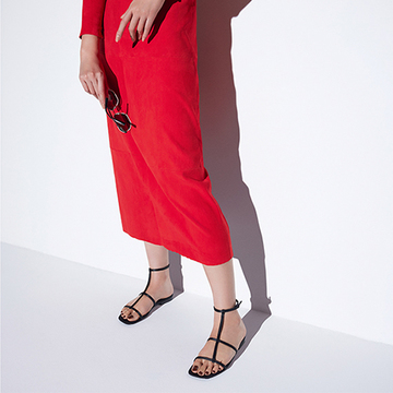 デザインやロゴを刷新！「フェラガモ」の最旬サンダルから目が離せない