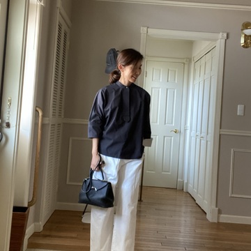 黒のバンドカラーシャツコーデ