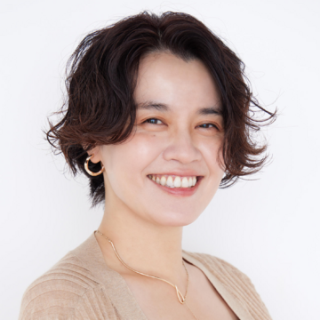 うねりにパーマをプラス！悩みを逆手に取ったショートスタイルで小顔見え【50代髪型・ヘアスタイル】