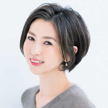 フォルムの立体感が骨格矯正にも効くレイヤーショートヘア【50代髪型・ヘアスタイル】