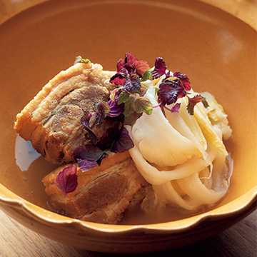 ロゼとの相性抜群！「豚塩角煮と醗酵白菜のさっと煮・バルサミコソース」【『ENYAA』遠藤大輔さんの“パリ和食”レシピ】