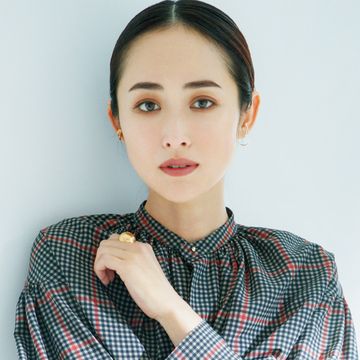 おしゃれ度が一気に上がる「透け感こっくりメイク」でアンニュイなムードに【大人キレイな春新色コスメ】