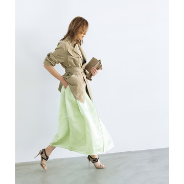 華やかスカート×カジュアルジャケットの意外性のあるコンビで新鮮な春の空気をまとう。最低気温15℃｜4/27(木)【50代の毎日コーデ】