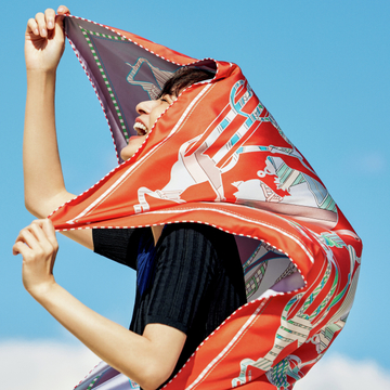 青空に映える、エルメスのオレンジ＆モーブのカレ【富岡佳子 エルメスと踊る、おしゃれの遊び心】