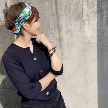 小物をビビッドな色使いにして夏を先取り。