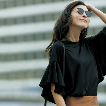 上半身にツヤをもたらす、大人仕様の華デザイントップス【リッチ感たっぷりの“高見えブラック”コーデ】