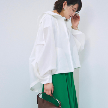 スカート見えするフレアパンツで休日のアクティブコーデにも女性らしい華やかさを加えて。気温33℃｜7/20(日)【50代の毎日コーデ】