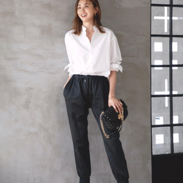 ジョガーパンツ×白シャツが作る、カジュアルさと上品さの絶妙バランスで通勤コーデの鮮度を高める。気温24℃｜9/25(木)【50代の毎日コーデ】