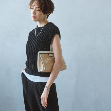 真夏日の黒コーデは白インナーのレイヤードで涼感をプラス！最高気温31℃｜8/22(火)【50代の毎日コーデ】