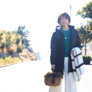 黒ダウンコートはきれいめコーデで