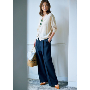 ネイビーのタックパンツでつくる品格を備えたリラックスコーデで雨天も快適な着こなしに。最低気温17℃｜5/14(日)【50代の毎日コーデ】