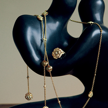 シャネルの象徴「カメリア」モチーフのネックレスで自分だけのスタイルを実現