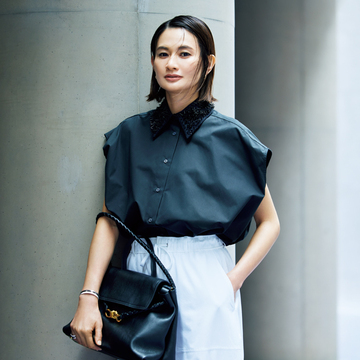 【美映えトップス×涼感パンツ】華やかな襟もとの黒シャツを白カーゴですっきりはずして