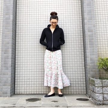 黒パーカ&小花柄で、カジュアル華やぎコーデ