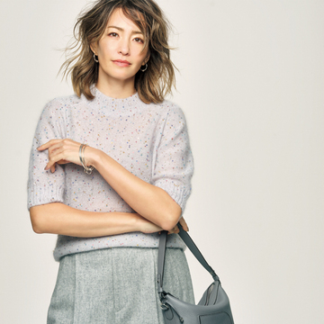 【50代のおしゃれ基本ルール】流行のラメニットはメンズライクな脚長見えパンツが好相性！