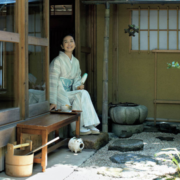 亜希、夏着物でお出かけ。緑陰に惹かれて、大人の街・目白へ　五選