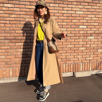 イエロー効かせのデニム＆スニーカーコーデに春コートを羽織って