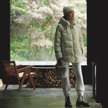 白アイテムを重ねてスポーティなダウンジャケットをラグジュアリーに着こなす。最低気温1℃｜2/11(水)【40代・50代の毎日コーデ】