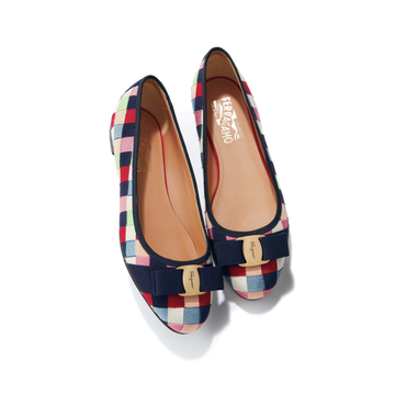 大人が柄を取り入れるならフェラガモのフラットパンプスで【グラフィック柄シューズ】