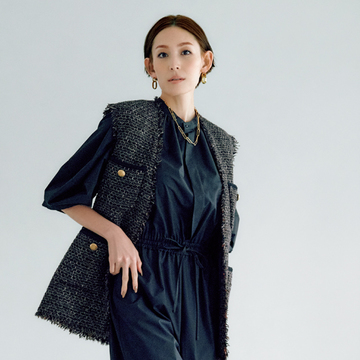【フェミニン増しのショートジレ】品格のあるツイードでモノトーンスタイルに華やぎを