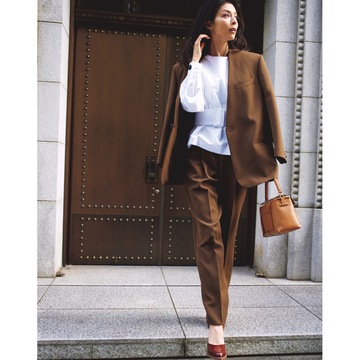 知的さと親しみやすさ備えたブラウンジャケットは白ブラウスを効かせてよりクリーンに。気温19℃｜11/6(月)【50代の毎日コーデ】