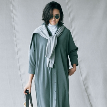 グレーのワンピースは重ね着で上級者ワントーンに変身【「2月のワントーン」をもっと素敵に！】