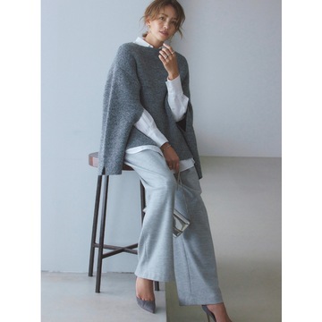 白シャツをのぞかせて、ニュアンスグレーのコーデをキレ味よく！最低気温8℃｜12/5(火)【50代の毎日コーデ】